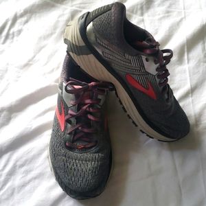 Brooks GTS 18 running shoes